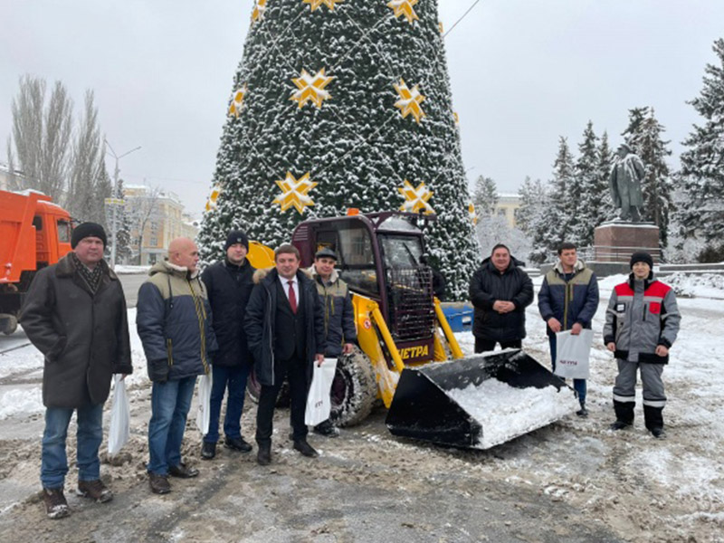 В Чебоксарах прошла презентация возможностей мини-погрузчика ЧЕТРА МКСМ для нужд городского хозяйства