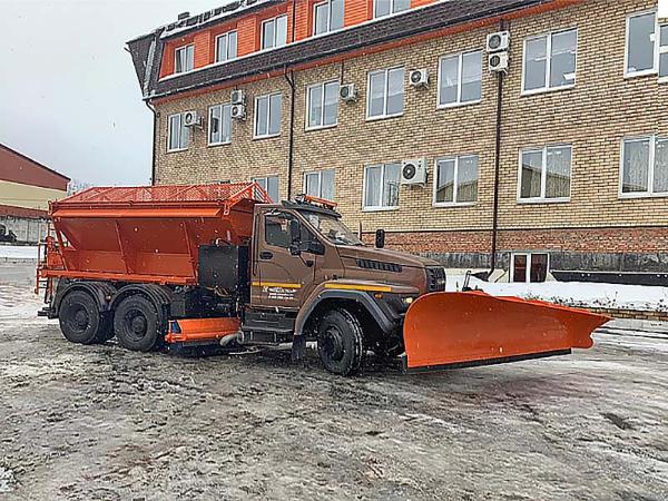 Многофункциональная коммунальная машина "Урал" вышла на борьбу со снегом